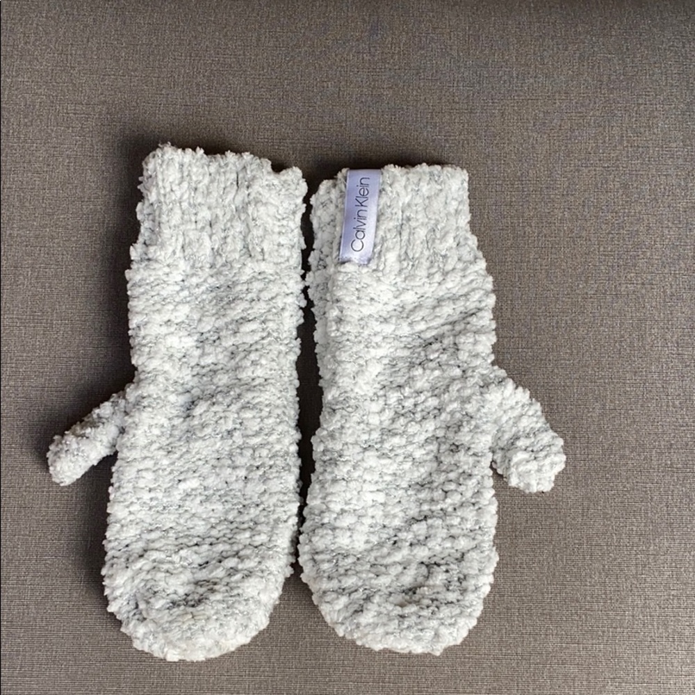 Calvin Klein Bouclé Metallic Beanie Mittens Scarf - Picture 4 of 6